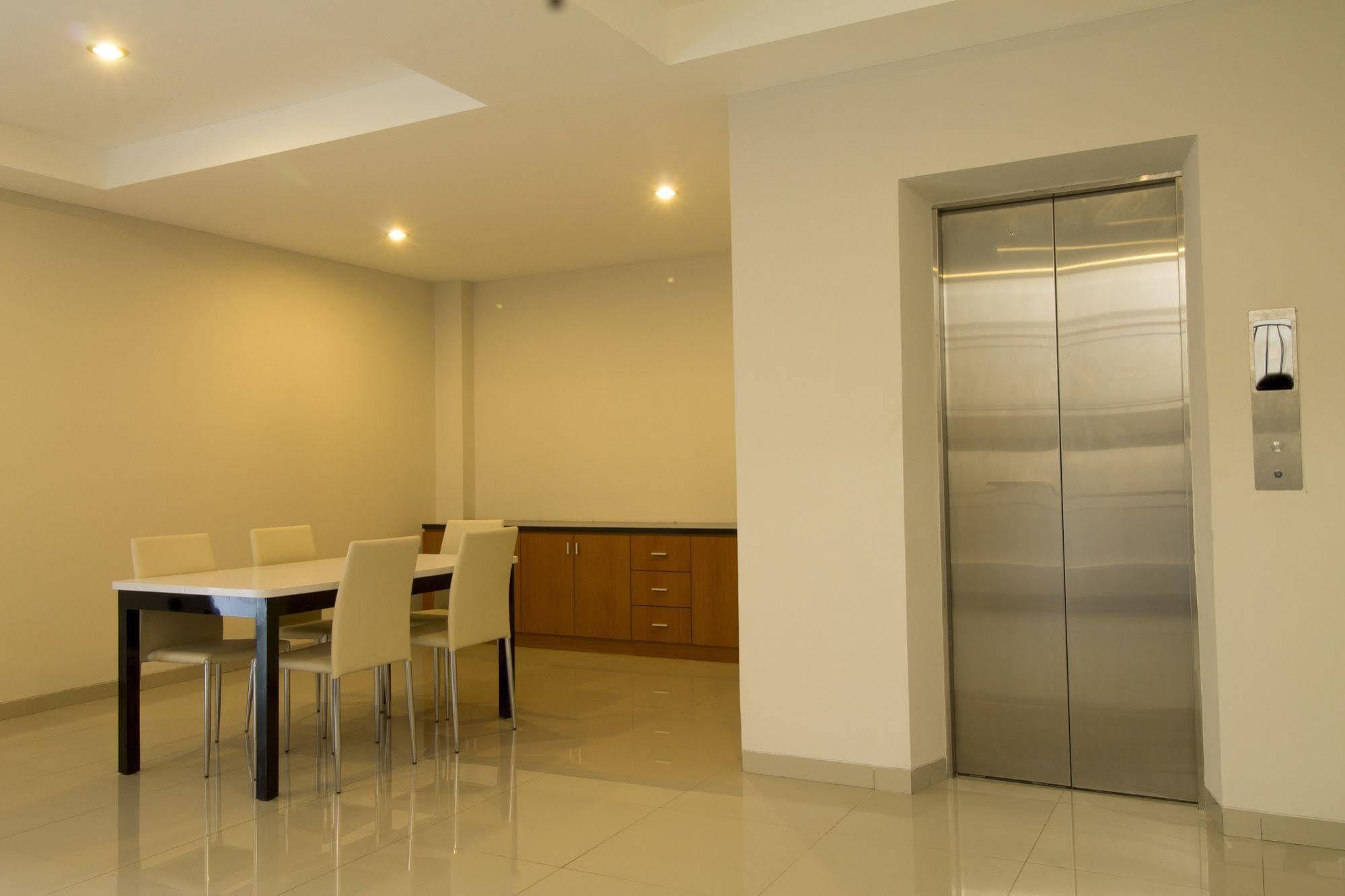 Reddoorz Plus @ Setiabudi Tengah Jacarta Exterior foto